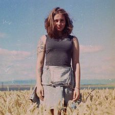 Bild einer jungen Frau in einem Kornfeld