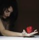 Essstörung - Frau mit Apfel in der Hand