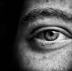 Depression - schwarz-weiß Foto eines Auges